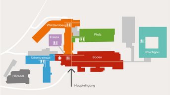 Übersichtskarte eines Gebäudekomplexes mit verschiedenen Bereichen wie Baden, Württemberg, Elsass und Schwarzwald sowie Stationen und Eingängen.