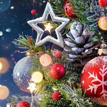 Weihnachtsbaum mit bunten Kugeln, einer silbernen Sternenornament und einer Tannenzapfen, umgeben von sanften Lichtern und Schneeflocken.