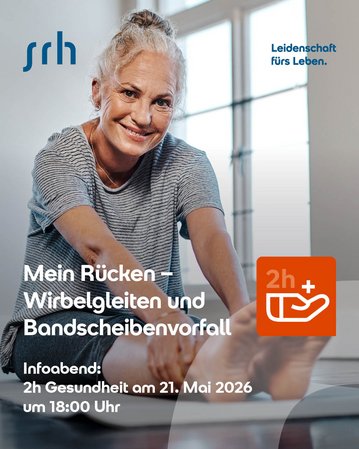 Eine lächelnde ältere Frau dehnt sich auf dem Boden, während sie an einem Informationsabend über Rückengesundheit teilnimmt.