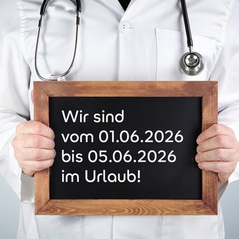 Arzt hält ein Schild mit der Aufschrift: "Wir sind vom 01.06.2026 bis 05.06.2026 im Urlaub!"