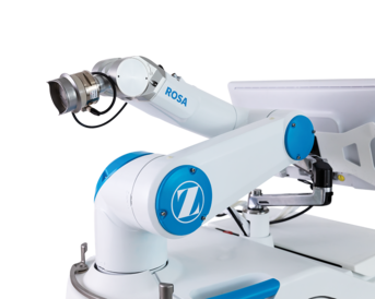 Roboterarm mit einem chirurgischen Instrument und einem Monitor, beschriftet mit "ROSA".