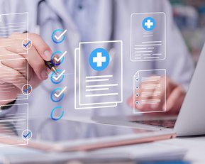 Ein Arzt überprüft digitale Gesundheitsdokumente auf einem Tablet. Grafische Elemente wie Häkchen und medizinische Symbole sind sichtbar. Der Laptop im Hintergrund deutet auf eine digitale Arbeitsumgebung hin.