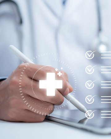 Ein Arzt verwendet einen Tablet-PC, um digitale Gesundheitsdaten zu überprüfen und Notizen zu machen, während medizinische Symbole angezeigt werden.