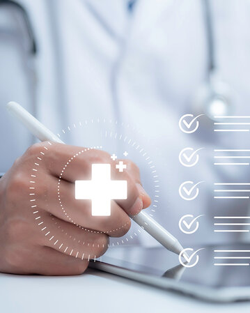 Ein Arzt verwendet einen Tablet-PC, um digitale Gesundheitsdaten zu überprüfen und Notizen zu machen, während medizinische Symbole angezeigt werden.