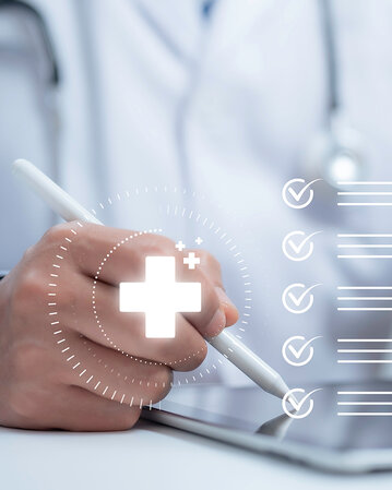 Ein Arzt verwendet einen Tablet-PC, um digitale Gesundheitsdaten zu überprüfen und Notizen zu machen, während medizinische Symbole angezeigt werden.