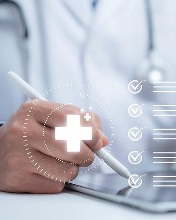 Ein Arzt verwendet einen Tablet-PC, um digitale Gesundheitsdaten zu überprüfen und Notizen zu machen, während medizinische Symbole angezeigt werden.